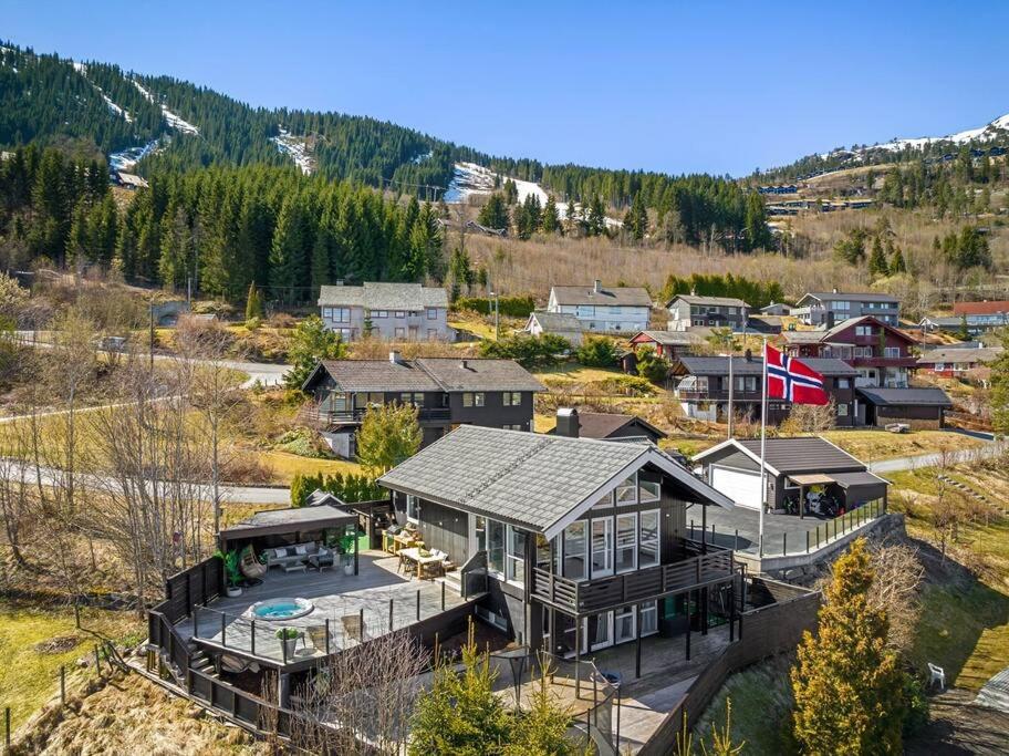 eine Luftansicht eines großen Hauses in den Bergen in der Unterkunft Familieresort i Bavallen in Skulestadmo