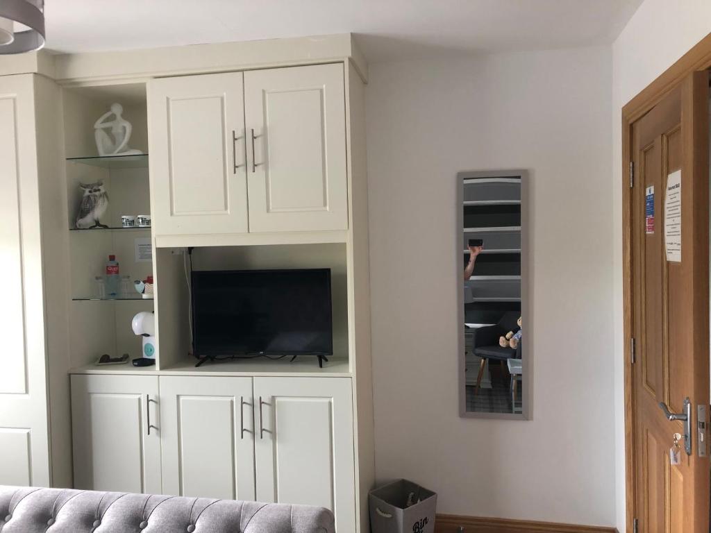 TV a/nebo společenská místnost v ubytování Seacrest B&B