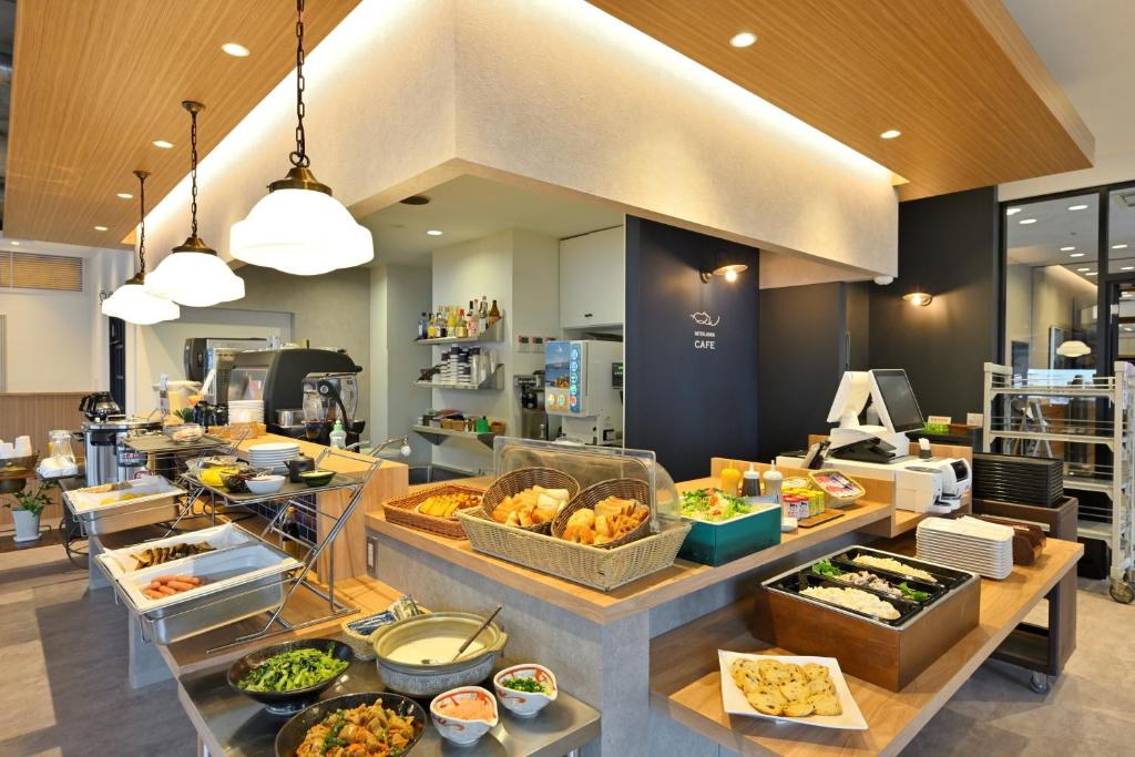 una linea a buffet con molti tipi di cibo diversi di Miyajima Coral Hotel a Miyajima