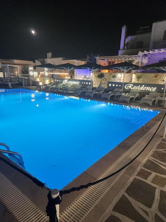 Bazén v ubytování Zoumis Residence nebo v jeho okolí