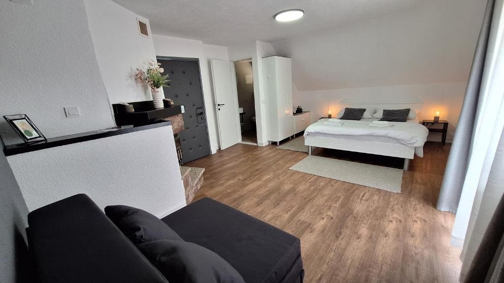 Apartments & rooms Velebit في Lovinac: غرفة معيشة مع سرير وأريكة