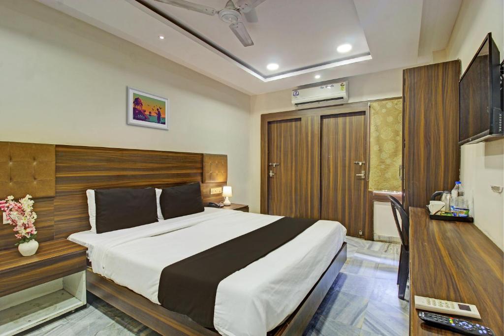En eller flere senger på et rom på OYO Hotel Srujana Stay Inn Opp Public Gardens Nampally