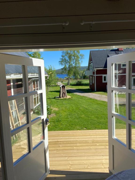 una puerta abierta a un patio con parque infantil en Järvsöstugan, en Järvsö