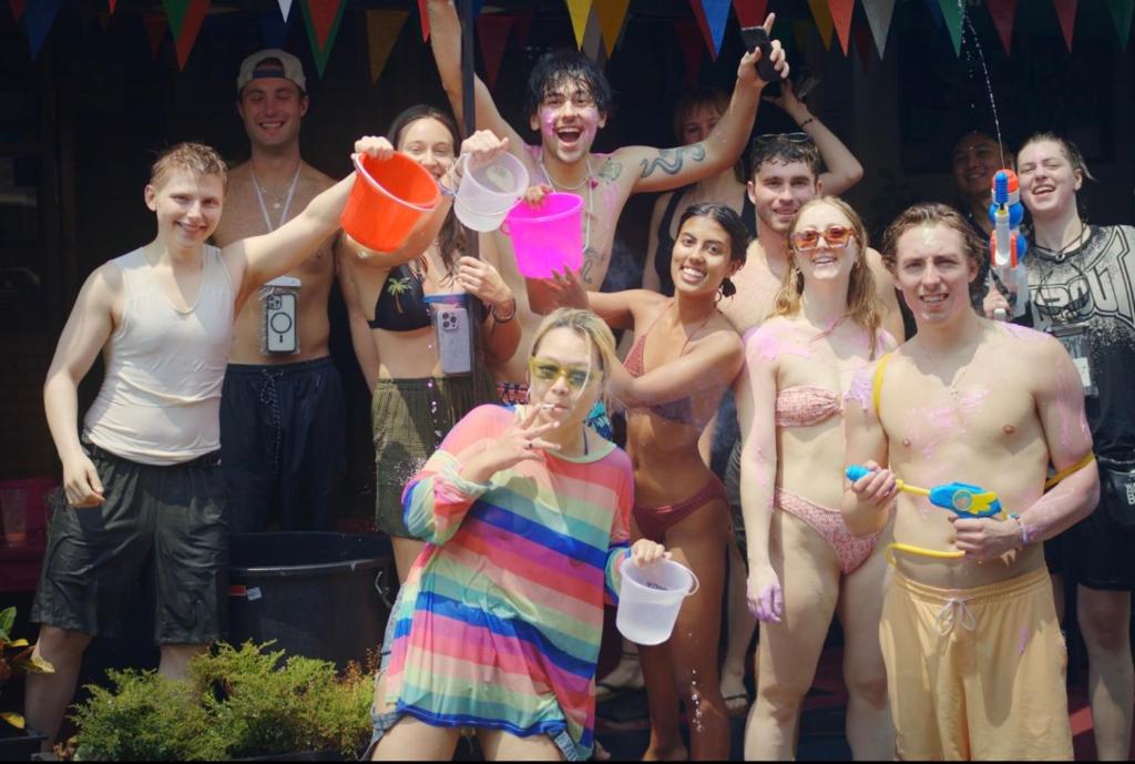 een groep mensen die poseren voor een foto op een feestje bij The Cabin Backpackers Hostel & Bar in Chiang Mai