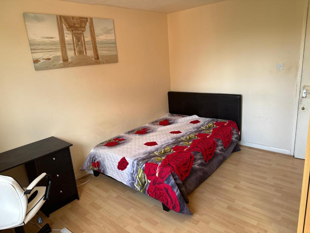 Un dormitorio con una cama con rosas rojas. en Eynsford down, en Londres