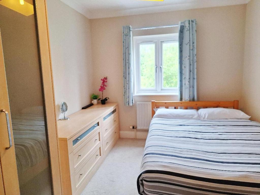 Ένα ή περισσότερα κρεβάτια σε δωμάτιο στο Comfortable quiet room near Cambridge