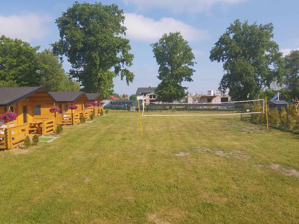 Vonkajšia záhrada v ubytovaní DOMKI POD DĘBEM