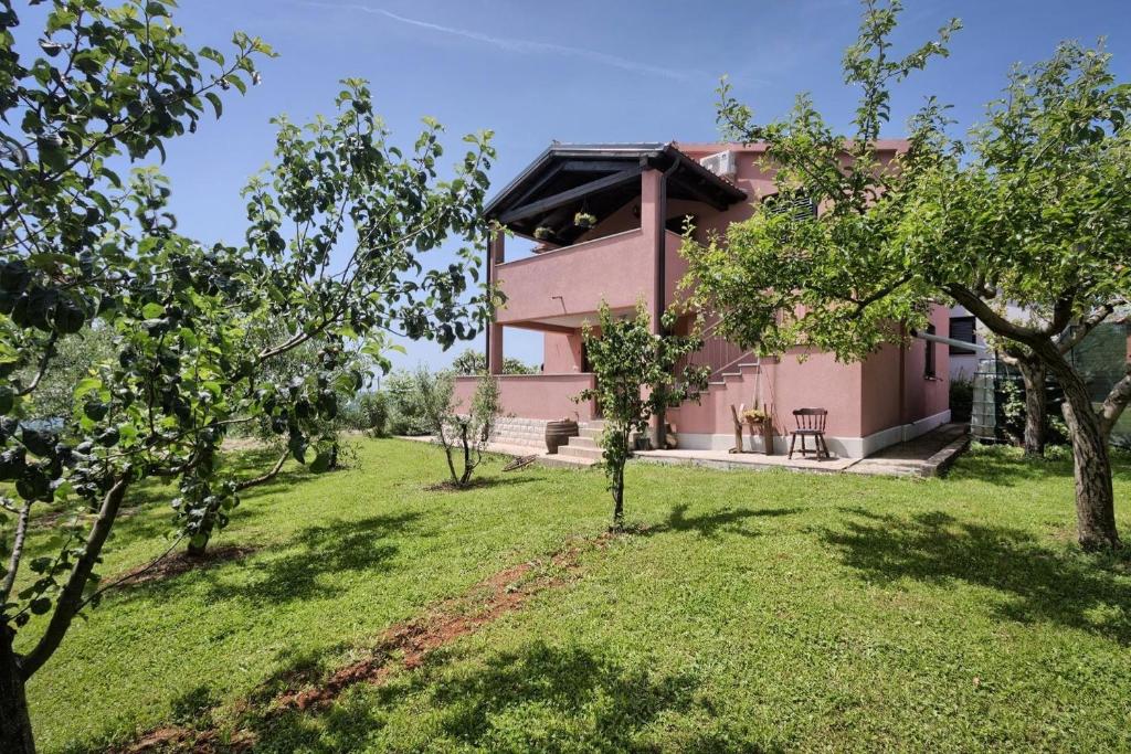 Aed väljaspool majutusasutust Ferienhaus für 6 Personen ca 800 qm in Barban, Istrien Bucht von Raša