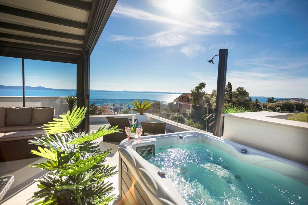 - un bain à remous sur le balcon d'une maison dans l'établissement Seaside residence - Sunset Appartement, à Kožino