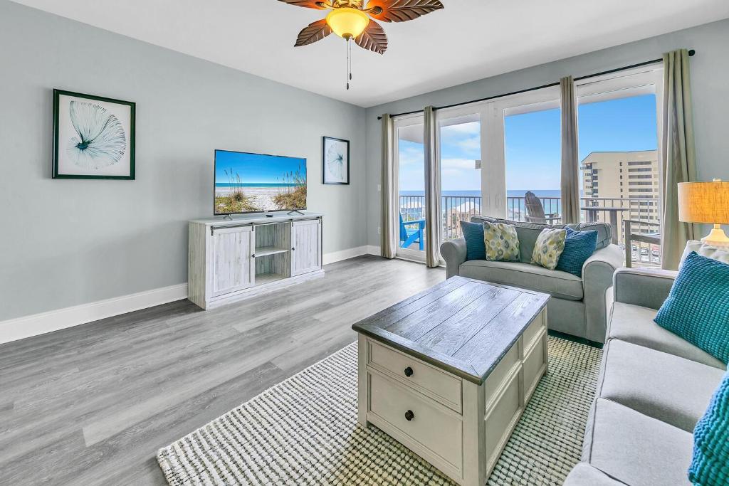un salon avec un canapé et une télévision dans l'établissement Laketown Wharf 607, à Panama City Beach