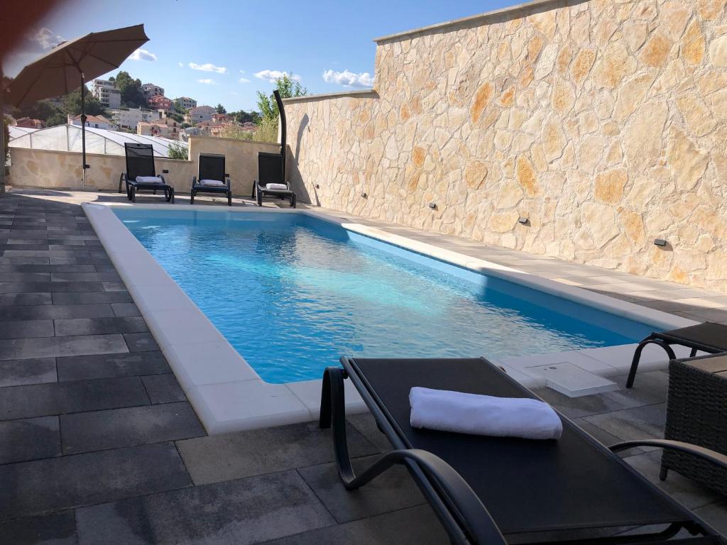 Bassenget på eller i nærheten av Apartment Frane Podstrana with private pool