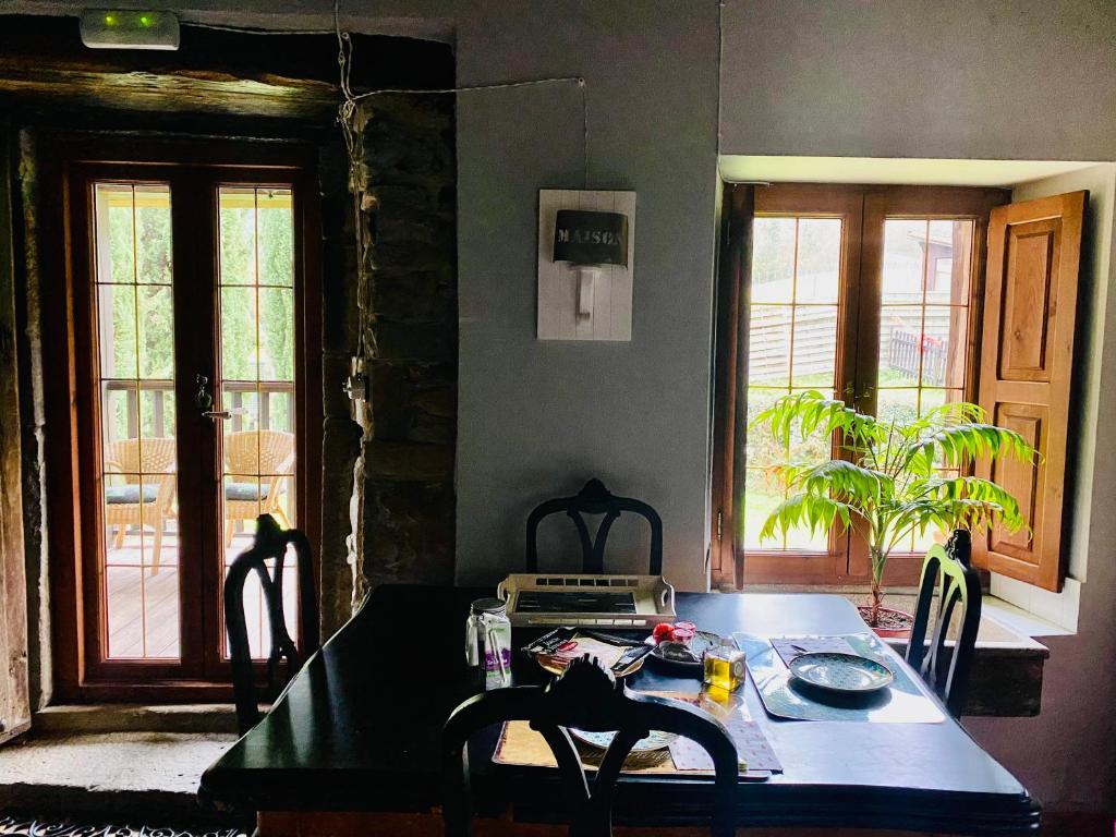 a dining room with a table with chairs and a window at Casa Mayor in Gordexola