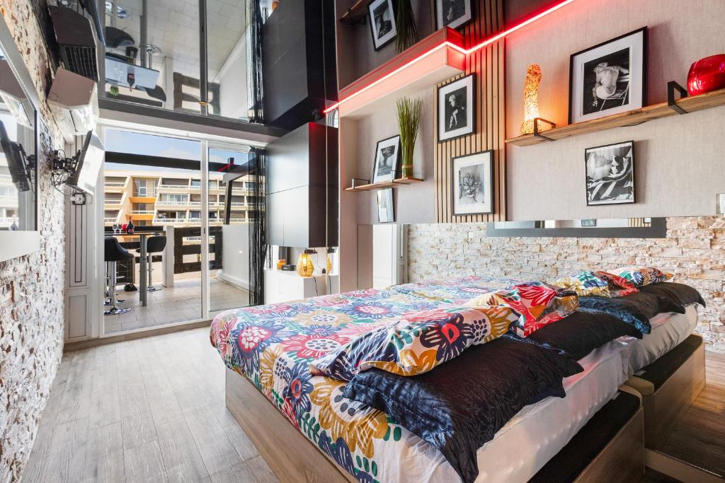 une chambre avec un grand lit dans une pièce dans l'établissement Shanel Port Nature coursive, au Cap d'Agde