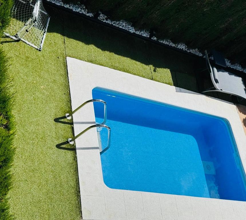 einen Blick über einen blauen Pool in der Unterkunft Villa Rosa in Peñíscola