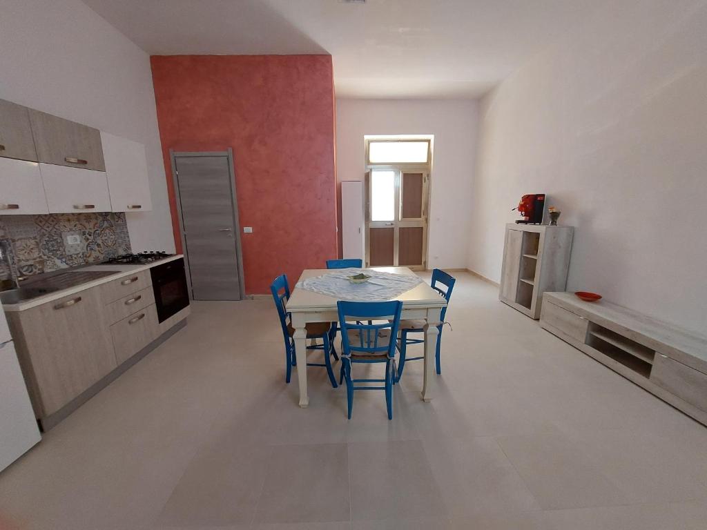 eine Küche mit einem Tisch und Stühlen im Zimmer in der Unterkunft Casa Rizza in Portopalo