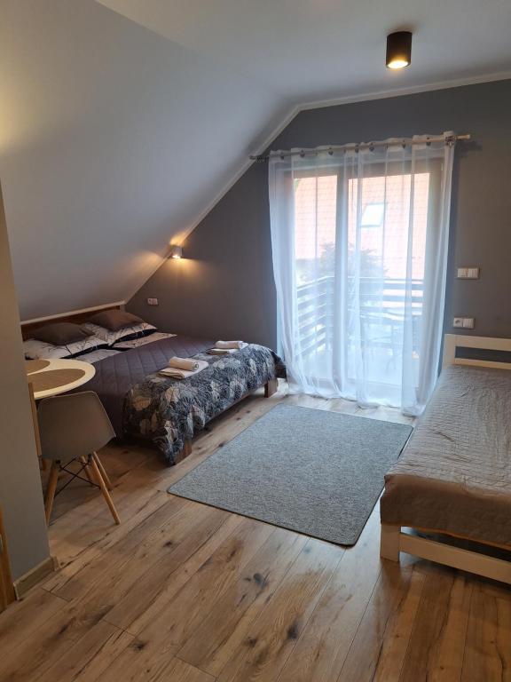 Apartamenty Dębowy Zakątek w Dolinie Baryczy - Driepersoonskamer Met Balkon