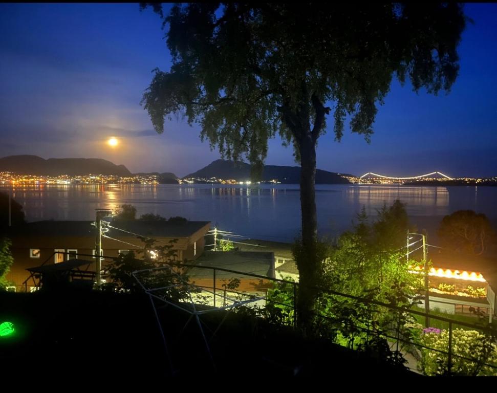 una vista de un cuerpo de agua por la noche en Villa by the sea, close to the city, with panoramic views en Bergen