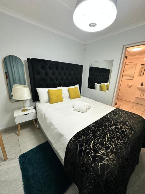 イースト・ロンドンにあるThe Legacy Airbnbのベッドルーム(白い大型ベッド、黄色い枕付)
