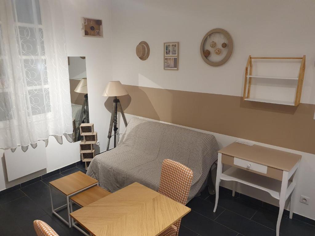 Schlafzimmer mit einem Bett, einem Tisch und Stühlen in der Unterkunft 2 pièces proche des Halles in Avignon
