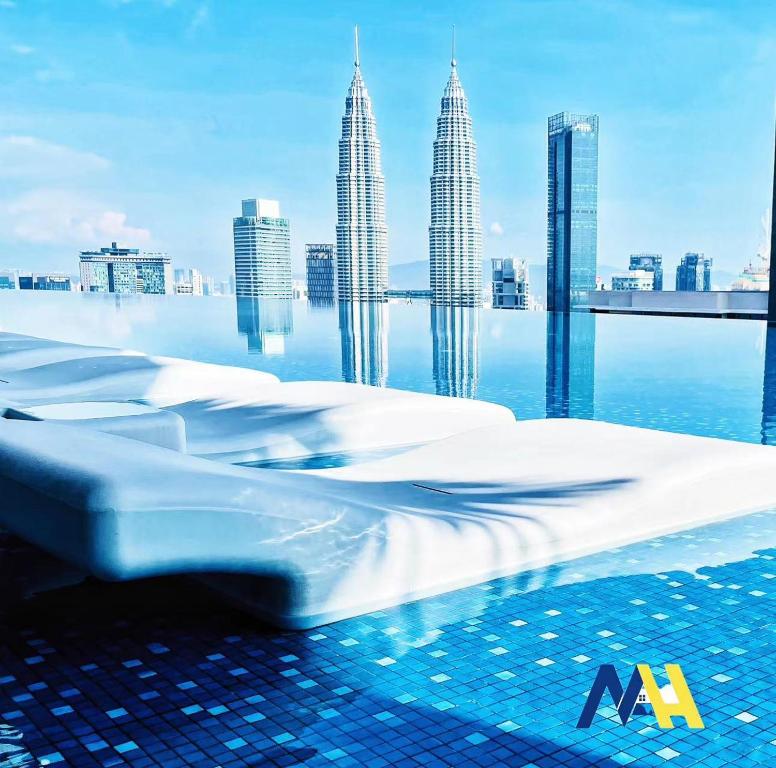 une piscine avec vue sur une ville avec de grands bâtiments dans l'établissement Eaton residences KLCC m@h, à Kuala Lumpur