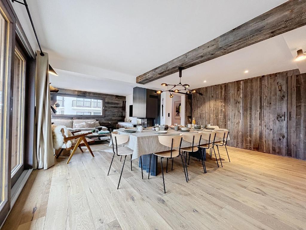 une cuisine et une salle à manger avec une table et des chaises dans l'établissement Makore - Les Gets - Centre village, aux Gets