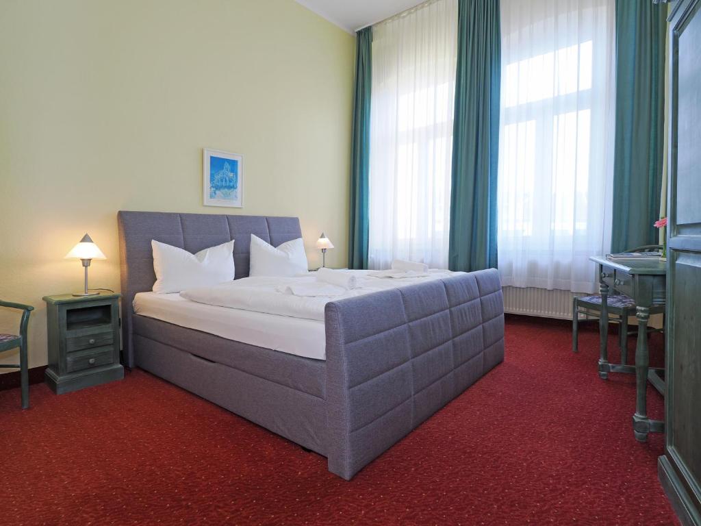 ein Schlafzimmer mit einem großen Bett in einem Zimmer in der Unterkunft Hotel See-Eck in Heringsdorf