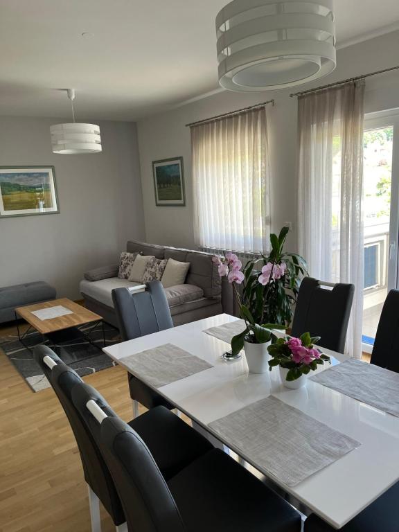 Apartman Dada في كرابينسك توبليس: غرفة طعام وغرفة معيشة مع طاولة وكراسي