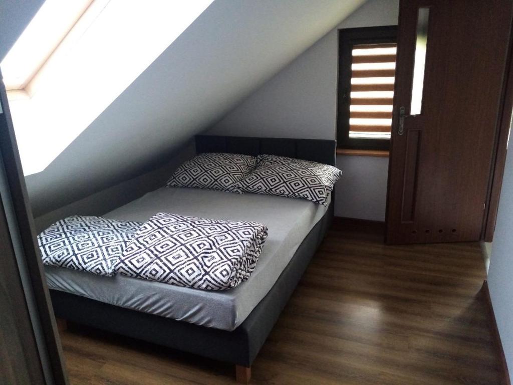 ミコワイキにあるWynajem pokoi WIKIの階段付きの部屋の小さなベッド1台分です。