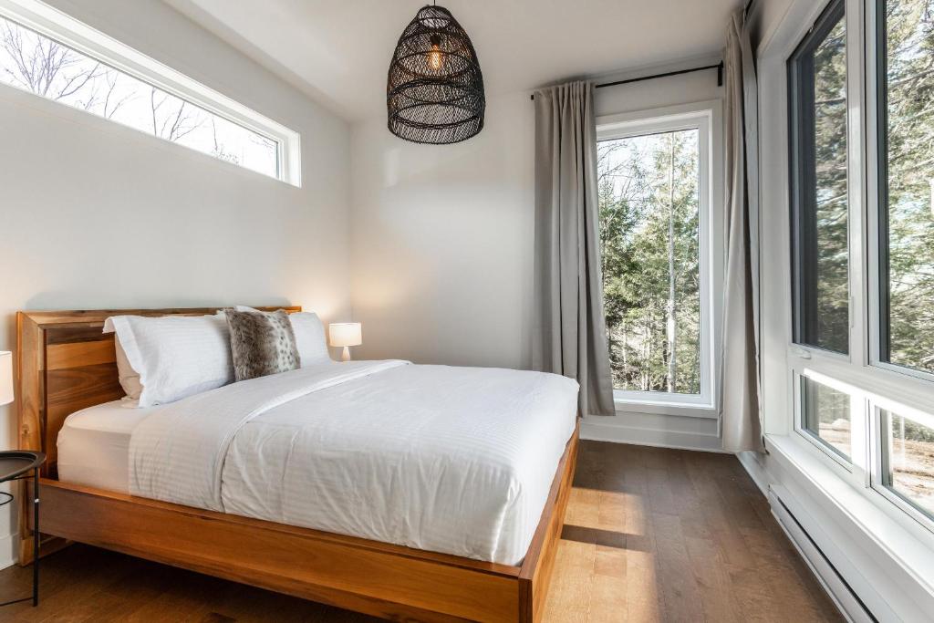 Voodi või voodid majutusasutuse Chalet Xo Tremblant - 5brs, Private Baths, Spa, Sauna & Rooftop toas