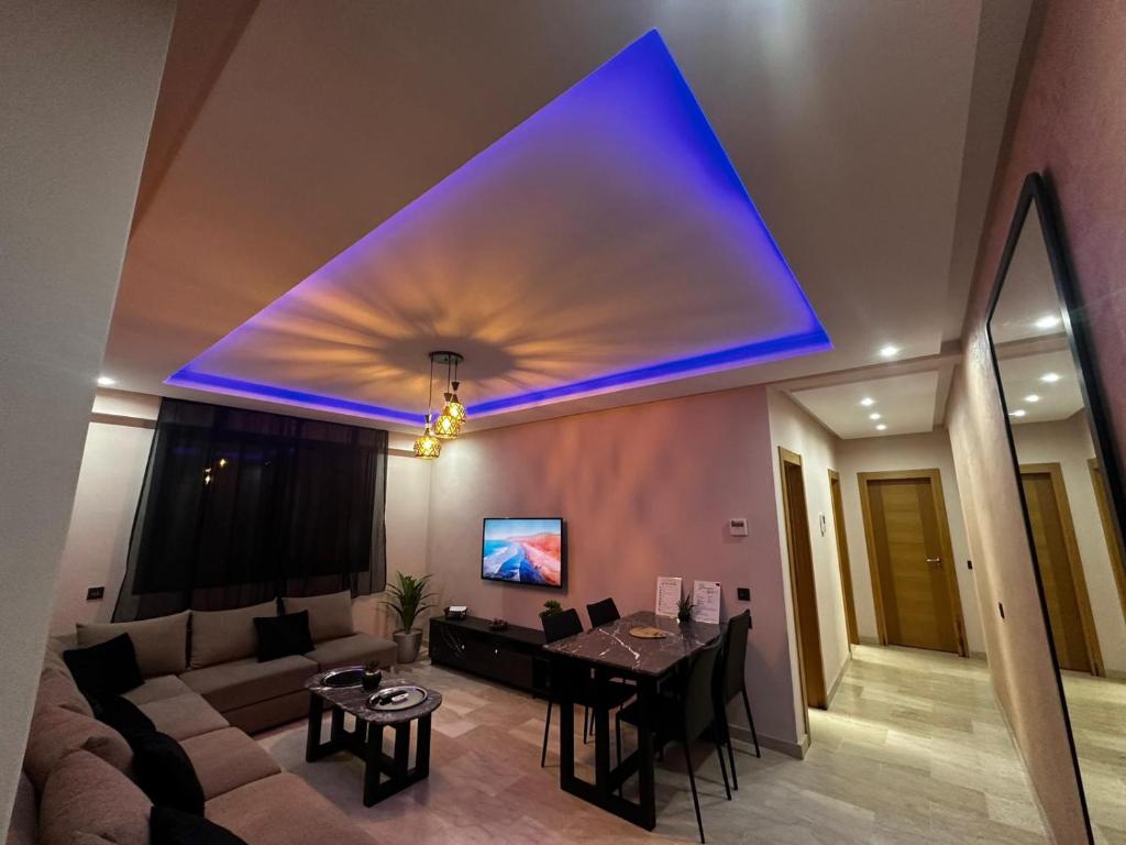 een woonkamer met een groot blauw plafond bij Appt Haut Standing - Agadir Bay in Agadir