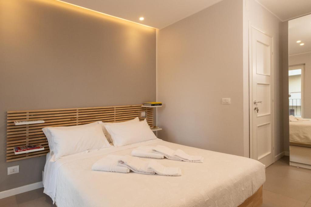 メッシーナにあるAppartamento al Mare Sant’Agataのベッドルーム1室(ベッド1台、タオル2枚付)