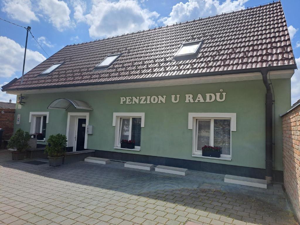 un edificio verde con las palabras pabellón u radio en él en Penzion u Radů en Hustopeče