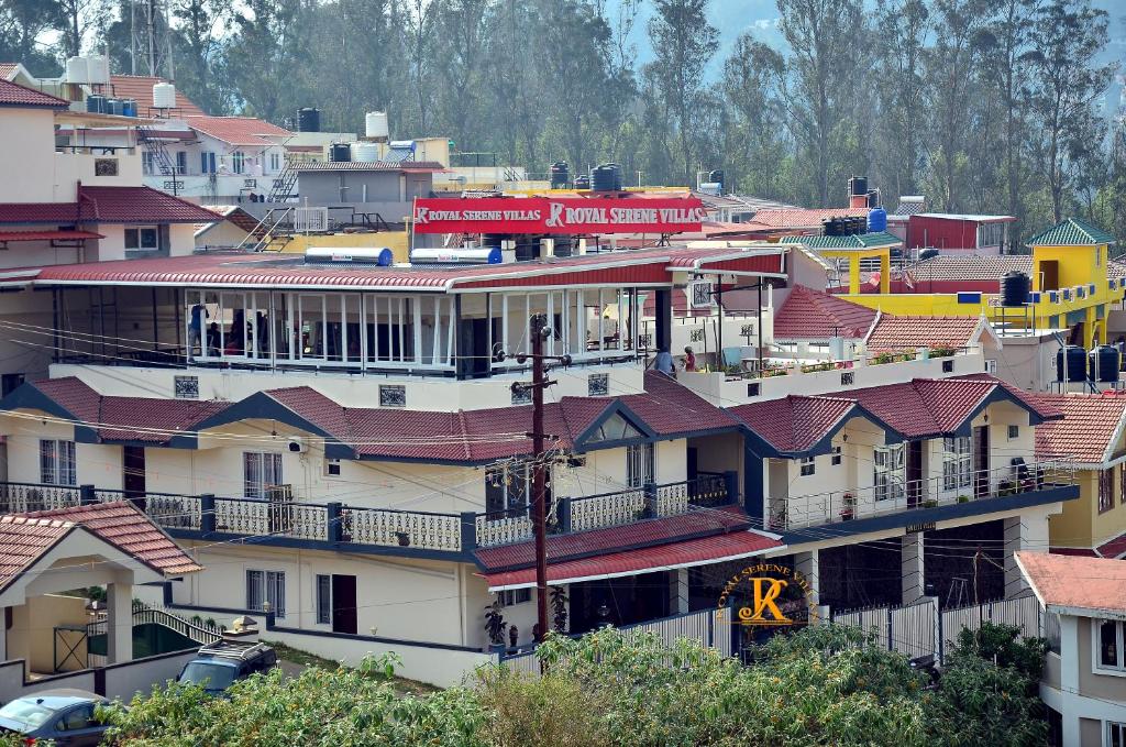 grupa budynków z czerwonymi dachami w obiekcie Royal Serene Villas w mieście Utakamand