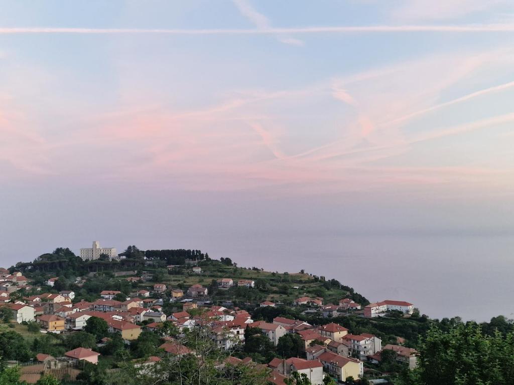 Eine Stadt auf einem Hügel unter einem wolkigen Himmel in der Unterkunft Il Nido dei Monti in Agerola