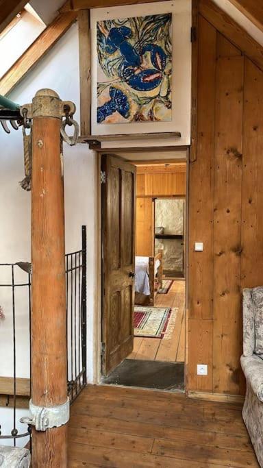 une pièce avec un pilier et un tableau sur le mur dans l'établissement Penty en plein coeur de Morgat, à Crozon