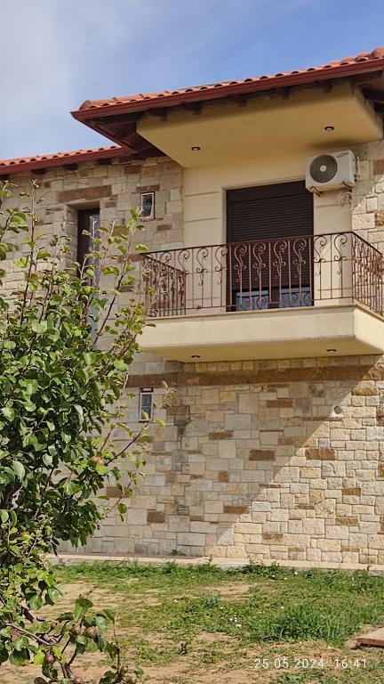 una casa con un balcón al costado en Kallithea Eco-Village, en Kallithea Halkidikis