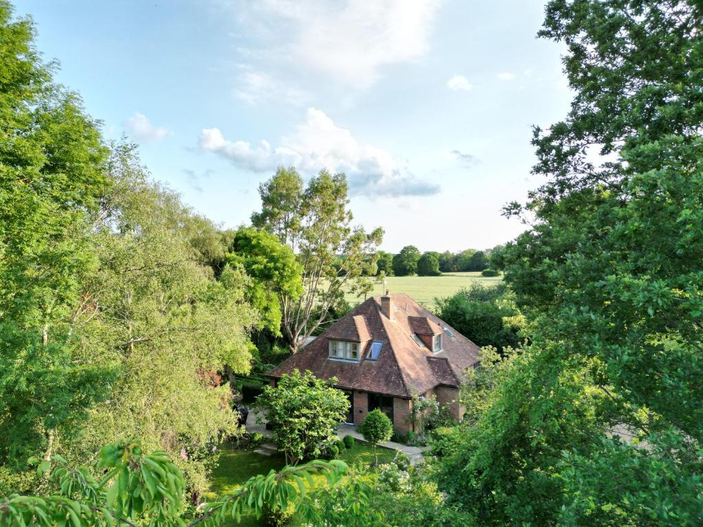 una vista sul tetto di una casa circondata da alberi di Modernised seven bedroom country house and garden with hot tub a Cranbrook