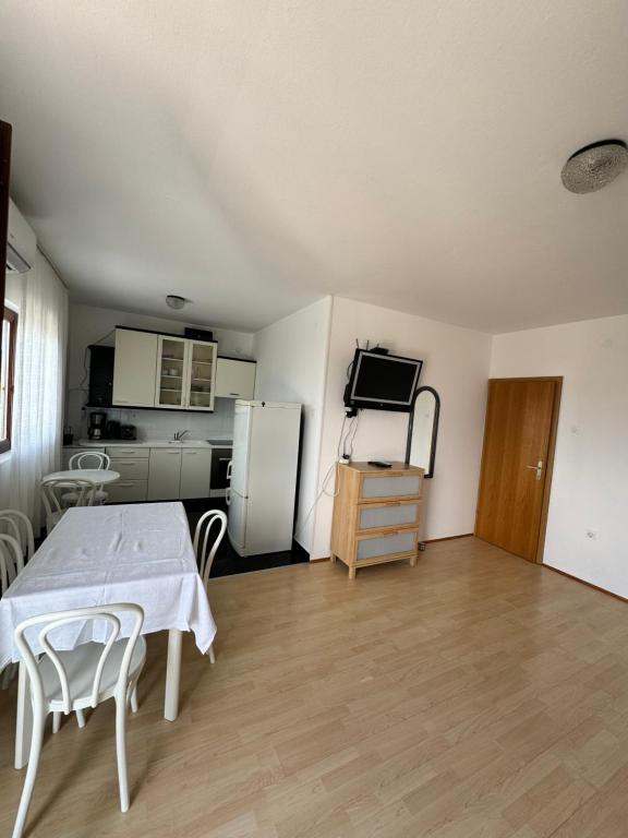 salon ze stołem i kuchnią w obiekcie Apartman Silo w mieście Šilo