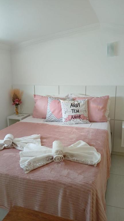 a bed with two towels on top of it at Lofts Inverno Centro Histórico in Paraty