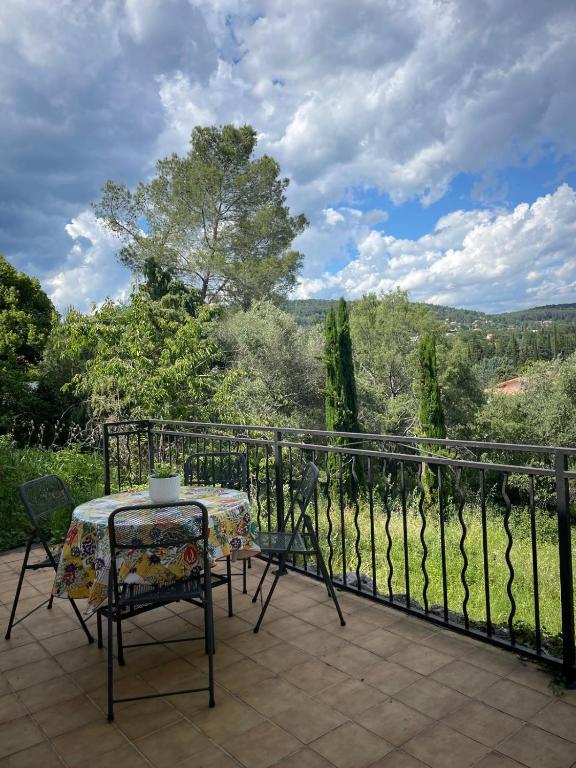 une table et des chaises sur un balcon avec vue dans l'établissement Notreve, à Lorgues