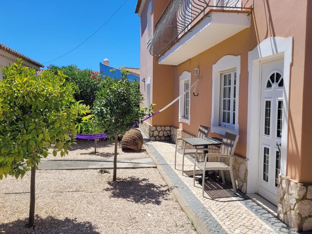 un patio de una casa con mesa y sillas en Vila Johanna, en Lagos
