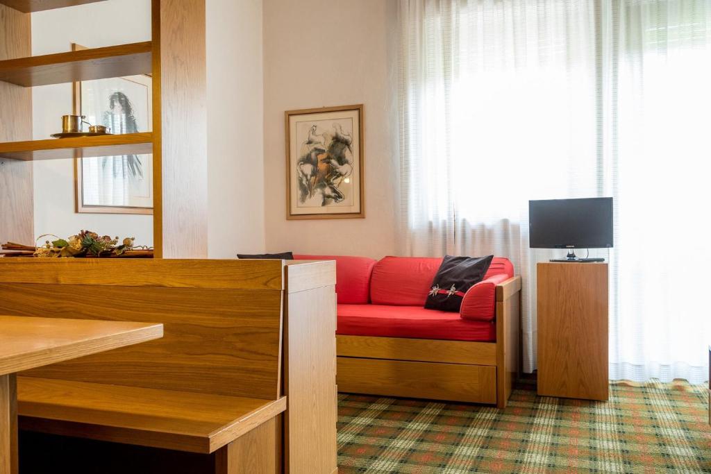 A television and/or entertainment centre at Residence Des Alpes