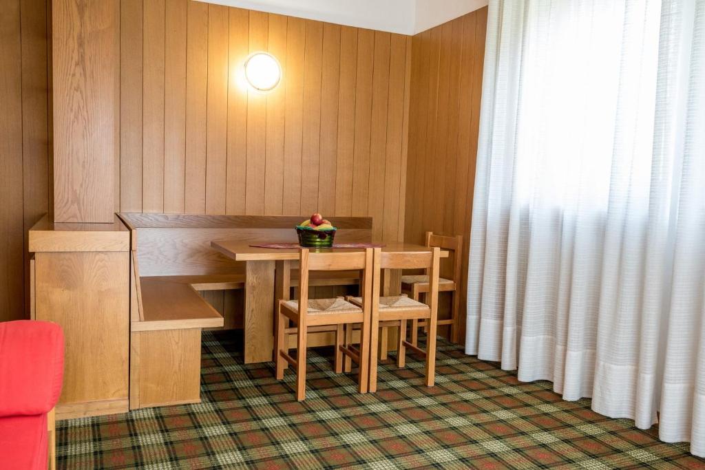 A seating area at Residence Des Alpes