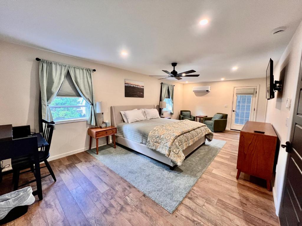 - une chambre avec un lit et un ventilateur de plafond dans l'établissement Canterbury Suites B&B, à Bar Harbor
