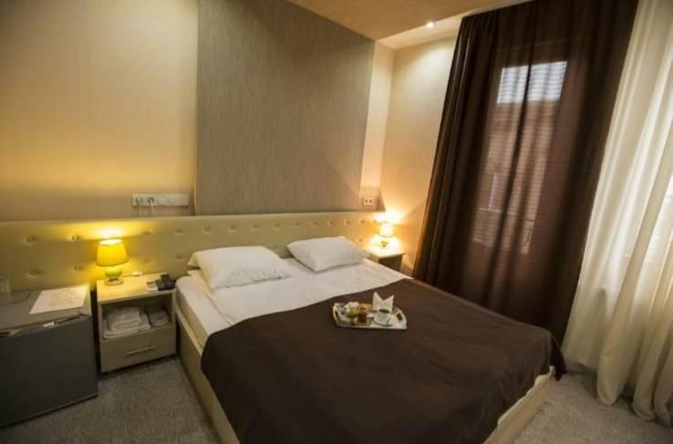 Postel nebo postele na pokoji v ubytování Tbiliseli Inn