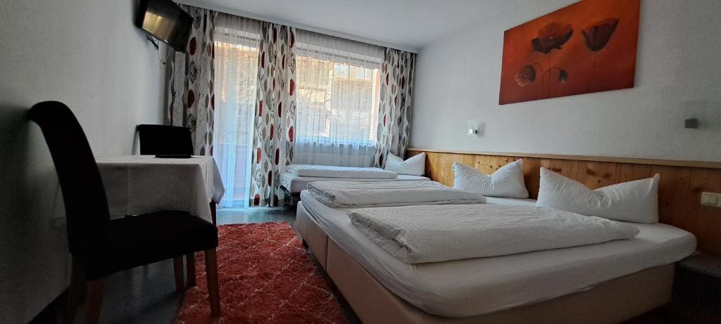 Postel nebo postele na pokoji v ubytování Gasthof Hotel Kirchenwirt