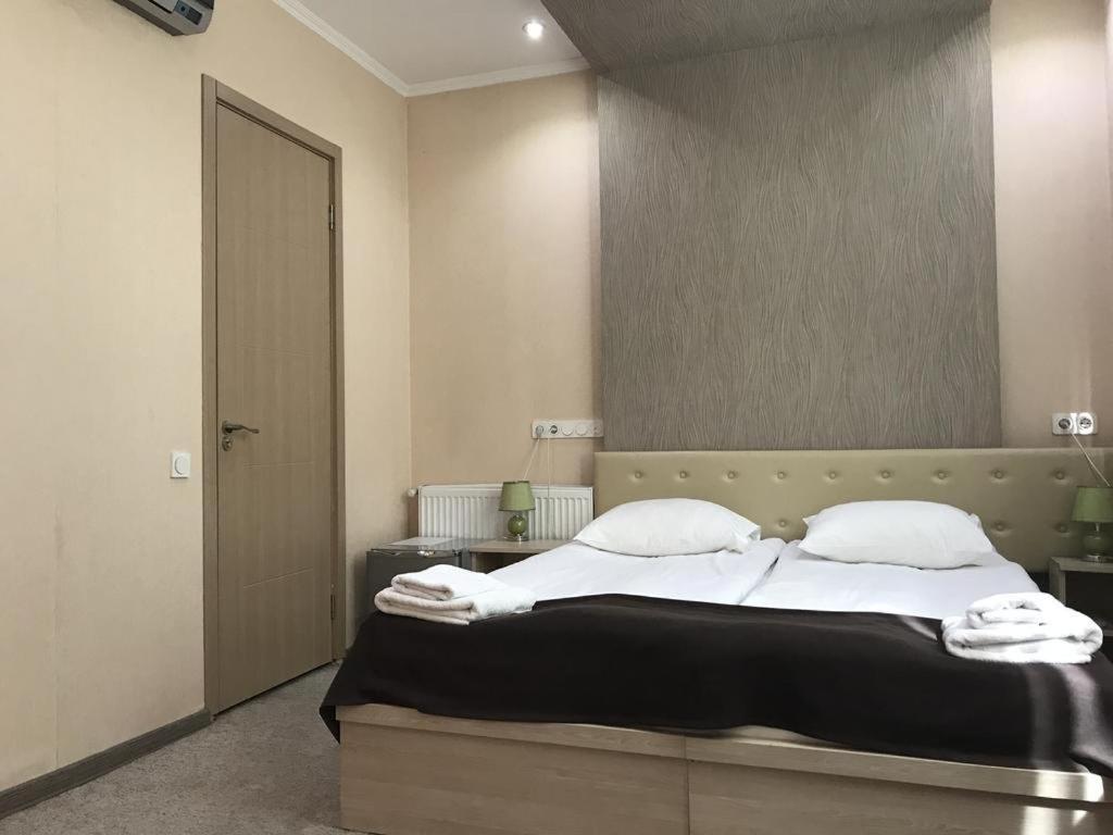 Postel nebo postele na pokoji v ubytování Tbiliseli Inn