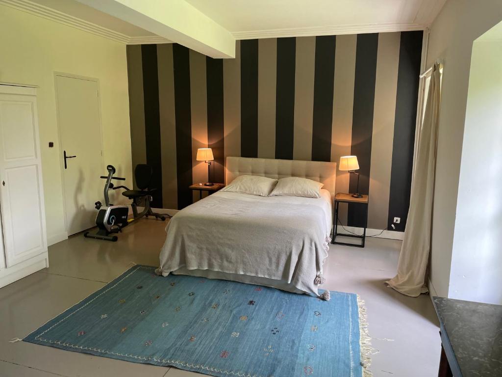 - une chambre avec un lit et un tapis bleu dans l'établissement Epicure, à Carignan