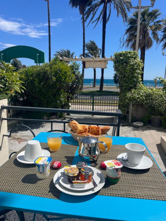 ニースにあるホテル フロ ダジュールのビーチを望む朝食用テーブル