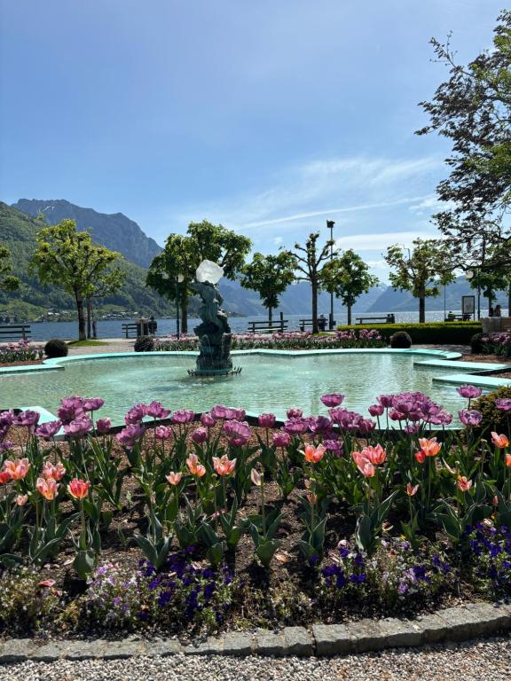 a park with flowers and a statue in the middle at Wohnung See- und Bergnähe in Gmunden